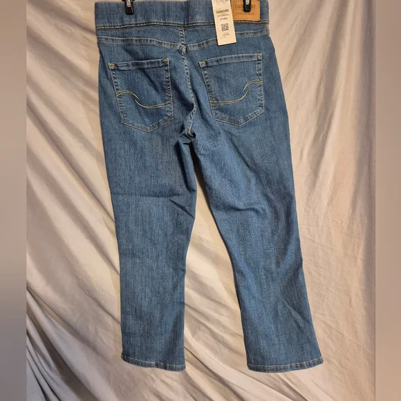 Levi Totally Shaping Women's Pull On Capri Nwt Size 8‎ - Picture 2 of 5